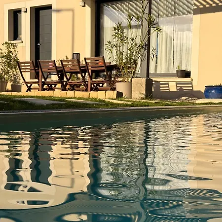 Villa Maison Avec Piscine Et Jacuzzi Proche Avignon Sauveterre (Gard)